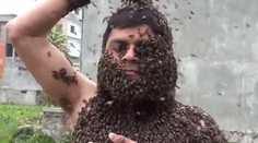 Miluje včely. Z lásky k nim si nechal obsypať aj tvár a ústa