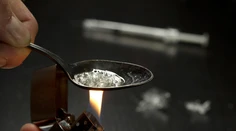 Heroín môže za drvivú väčšinu predávkovaní drogami. V Európe má asi milión rizikových užívateľov
