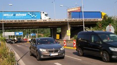 Na vjazde do Bratislavy po D2 zo Stupavy sa zrazili štyri autá, hlásite viac ako hodinové zdržanie