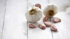 Zapálili sa vám uši po plávaní? Zabudnite na cesnak, ktorý používali staré mamy