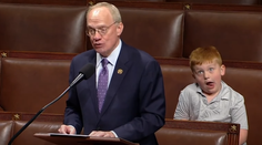 VIDEO: Republikánsky kongresman vášnivo bránil Trumpa. Syn si zatiaľ za jeho chrbtom urobil vlastnú šou