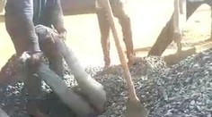 VIDEO: Chvíle hrôzy na stavenisku. Muža na tri minúty zaživa pochoval vysypaný štrk