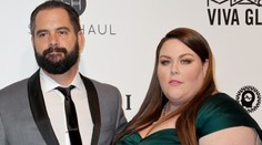 V láske jej nebránia ani kilá navyše. Slávna herečka je zamilovaná až po uši