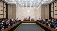 Úľava i očakávania. Kabinet Eduarda Hegera dnes rokoval naposledy