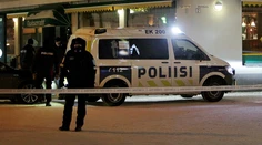 Do skupiny ľudí v Helsinkách vrazilo auto
