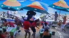 VIDEO: Vodný skúter na obľúbenej pláži vletel na terasu, zabil jednu osobu