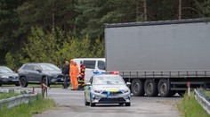 Cesta pri obci Svinná smerom na Trenčín je pre nehodu neprejazdná