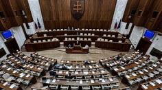 Pozitívni poslanci bez príznakov môžu byť v sále, hlasovať budú z balkóna parlamentu