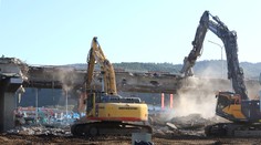 FOTO a VIDEO: Poškodený most v Kremničke už takmer zbúrali