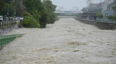 VIDEO: Na rozbúrenom Dunaji uviazla výletná loď so 140 ľuďmi na palube. Na záchranu musia čakať