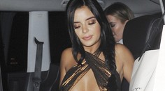 Vnadná modelka ukázala pri vystupovaní z auta všetko. A nie náhodou