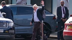 Štedro zaplatený. Expremiér Johnson zinkasoval za štyri prejavy neuveriteľnú sumu