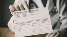 Hrozí jej, že zvyšok života strávi vo väzení. Zdravotníčku obvinili z falšovania očkovacích certifikátov