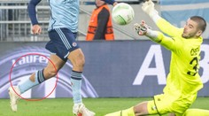 Prečo čoraz viac futbalistov nosí deravé štucne? Vraj im to pomáha pri výkone