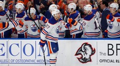 Rovesníkov prevyšoval odjakživa. Aby McDavid mohol hrať so staršími, rodičia o jeho veku klamali