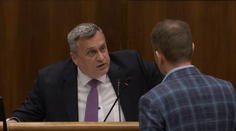 Dvaja prezidentskí kandidáti sa do seba pustili ako kohúti na smetisku. Padali nadávky, urážali si navzájom aj partnerky