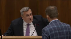 Dvaja prezidentskí kandidáti sa do seba pustili ako kohúti na smetisku. Padali nadávky, urážali si navzájom aj partnerky