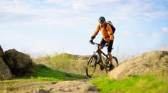 Neuveriteľné odhodlanie. Zrušili mu let, tak sa vybral zo Škótska do Grécka na bicykli