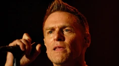 Tak to prehnal. Bryan Adams sa rozohnil v statuse a pobúril fanúšikov