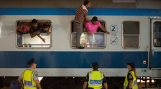 Slovinská polícia zastavila vlak z Chorvátska so 150 migrantmi
