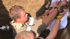 VIDEO: Záchranári vytiahli živého novorodenca z odtokového potrubia