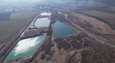 Súd o pozemky trval 13 rokov, deviati vlastníci medzitým zomreli. Namiesto pasienkov dostali jazero