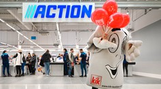 FOTO: Priamy súboj superlacných obchodov. Zákazníci nevedeli, kam skôr ísť