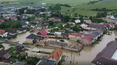 VIDEO: Pozrite si dronové zábery z najzatopenejšej slovenskej obce. Polovica dediny sa ocitla pod vodou