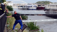 Mimoriadna udalosť v Bratislave. Trhal sa pontón s tromi loďami