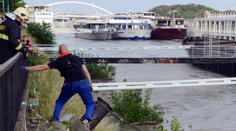 Mimoriadna udalosť v Bratislave. Trhal sa pontón s tromi loďami