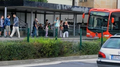 Nemal šancu! Chodca zrazili pri známej bratislavsej zastávke