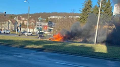 Na veľkej križovatke v Bratislave horel Mercedes
