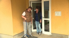 Bezbariérovú kúpeľňu pre postihnutého syna schválili. Zúfalá matka na ňu čaká už mesiace