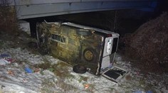 Auto, v ktorom sedeli štyria ľudia, skončilo v koryte Slanej. Polícia zisťuje, kto ho šoféroval