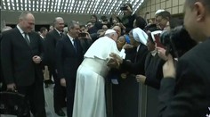 Pápež po kauze s fanúšičkou už žartuje: „Neuhryznite ma!“ povedal mníške, ktorú pobozkal