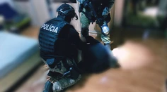 Útočníka spacifikovali kukláči. Manželke sa pred streľbou v Hontianskych Tesároch podarilo utiecť