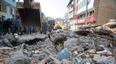 Pri ničivom zemetrasení prišli o domovy. Pomoc prišla až po roku