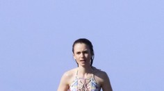 Lilly Colins v plavkách. S tehličkami, no akoby vyšla z mlyna