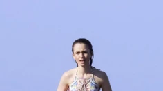 Lilly Colins v plavkách. S tehličkami, no akoby vyšla z mlyna