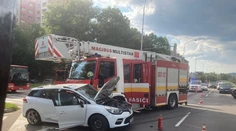 V Bratislave sa zrazilo hasičské auto s osobným, zranili sa hasiči i vodička s dieťaťom