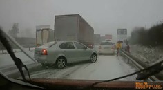 Prečo treba po nehode odísť z auta? Toto video z hromadnej nehody na D5 vám to jasne vysvetlí