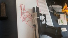 Policajti už vypátrali muža, ktorý mal strieľať z plynovej pištole pri potravinách v Petržalke