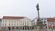 Dráma v Trnave: Muž na Trojičnom námestí mieril na ľudí zbraňou