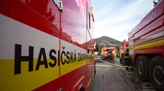 V Giraltovciach sa čelne zrazili dve autá. Na mieste zasahujú hasiči