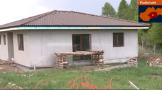 Postavil si dom, no nemôže v ňom bývať. K prúdu ho pripoja až o dva roky