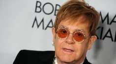 Na kráľovskej svadbe zaspieva Elton John. Nebude to mať ale vôbec jednoduché