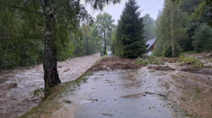 V obci pri česko-poľských hraniciach spadlo auto do rozbúrenej vody. Polícia pátra po troch ľuďoch