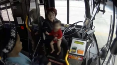 Matka nechala vonku v zime bosé dieťa. Zachrániť ho musela vodička autobusu