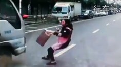 VIDEO: Hlava pod kolesom nákladiaka. Ženu od smrti delili iba centimetre