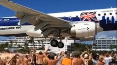 To je už fakt poriadne blízko. Lietadlo sa rúti nad hlavami turistov